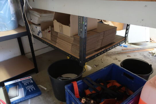 Pakkebord med indhold