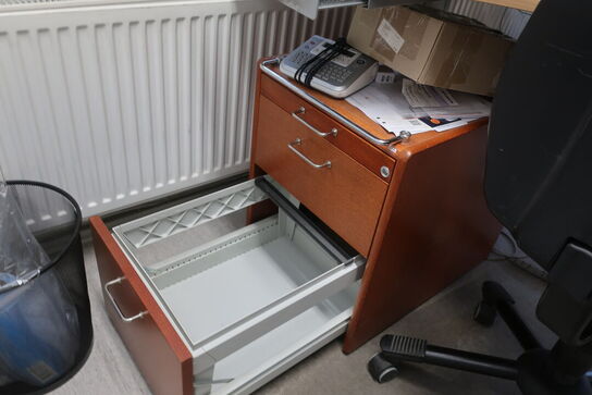 El. hæve/sænke skrivebord med indhold samt kontorstol (Læs beskrivelse) 