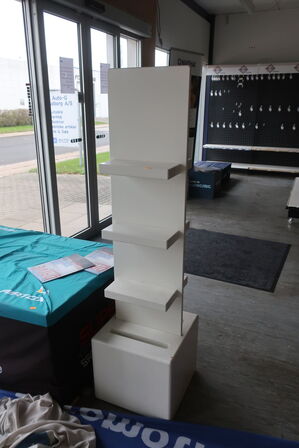 Butiksreoler samt podier 