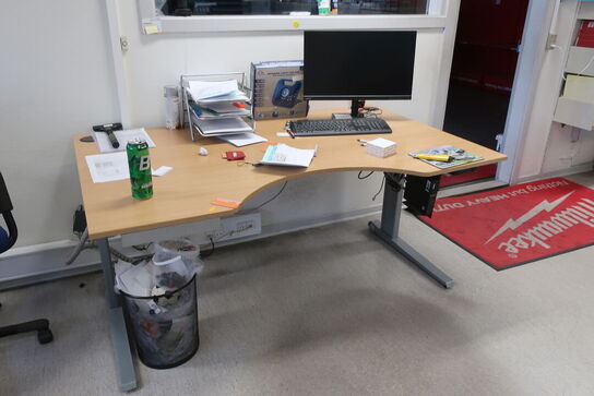 El. hæve/sænke skrivebord med indhold samt kontorstol (Læs beskrivelse) 