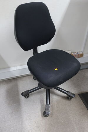 El. hæve/sænke skrivebord med indhold samt kontorstol (Læs beskrivelse) 