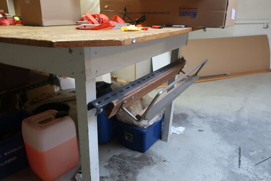 Pakkebord med indhold