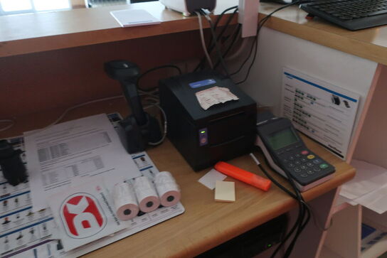 Butiksdisk med indhold (læs beskrivelse)