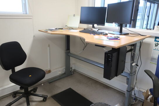 El. hæve/sænke skrivebord med indhold samt kontorstol (Læs beskrivelse) 