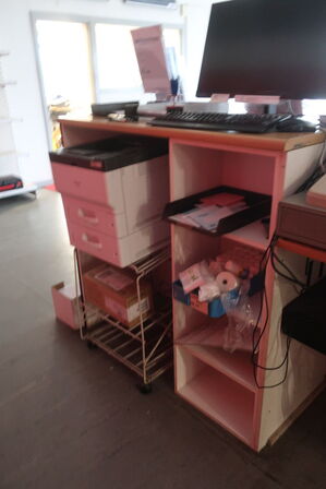 Butiksdisk med indhold (læs beskrivelse)