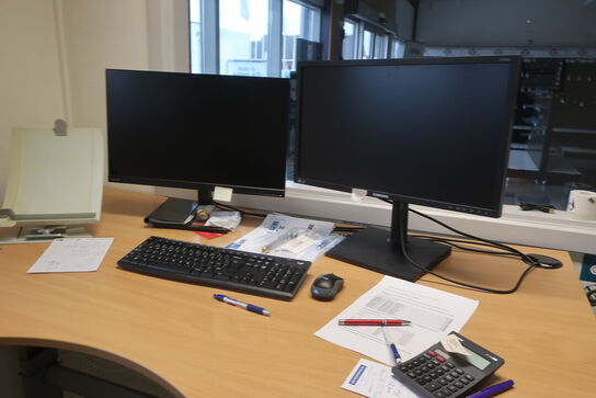 El. hæve/sænke skrivebord med indhold samt kontorstol (Læs beskrivelse) 