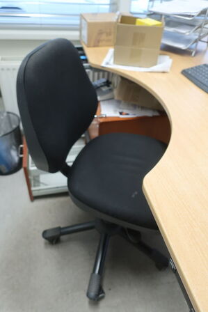 El. hæve/sænke skrivebord med indhold samt kontorstol (Læs beskrivelse) 