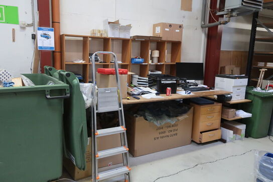 Pakkebord med indhold (læs beskrivelse)