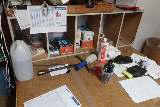 Pakkebord med indhold