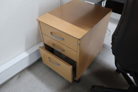 El. hæve/sænke skrivebord med indhold samt kontorstol (Læs beskrivelse) 