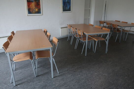 3 stk. mødeborde med 18 stk. stole