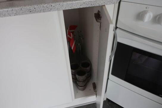 Kaffemaskine, div. Køkkenservice m.m.