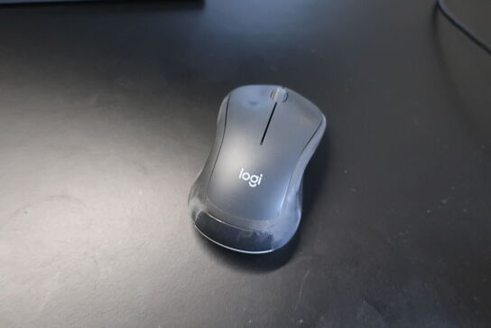 2 stk. computerskærme SAMSUNG U28E590D, tastatur, mus
