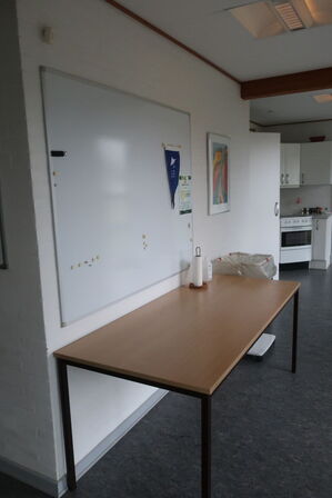 Whiteboard, bord, plakat i ramme samt skraldespande