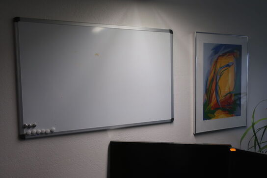 2 stk. indrammet plakater samt whiteboard