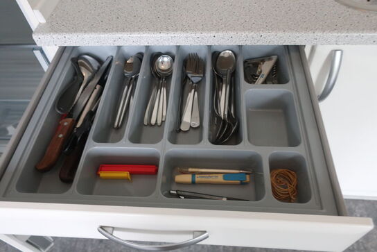 Kaffemaskine, div. Køkkenservice m.m.