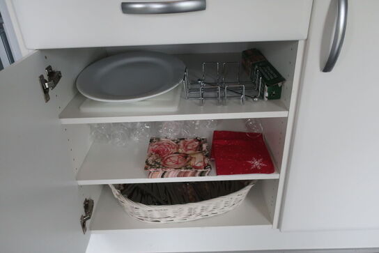 Kaffemaskine, div. Køkkenservice m.m.