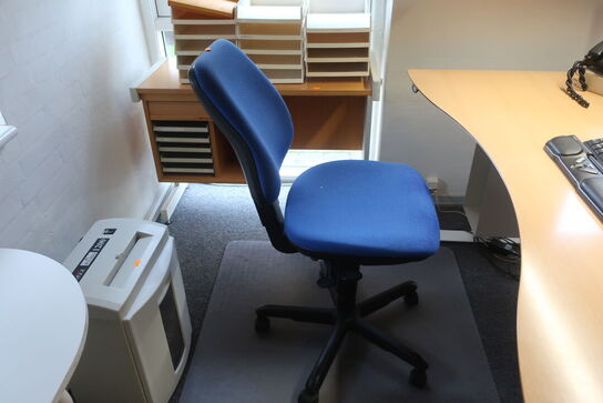 El. hæve/sænke skrivebord uden indhold, kontorstol, reol m.m.