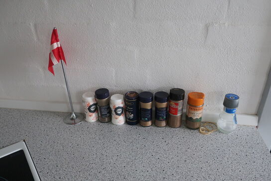Kaffemaskine, div. Køkkenservice m.m.