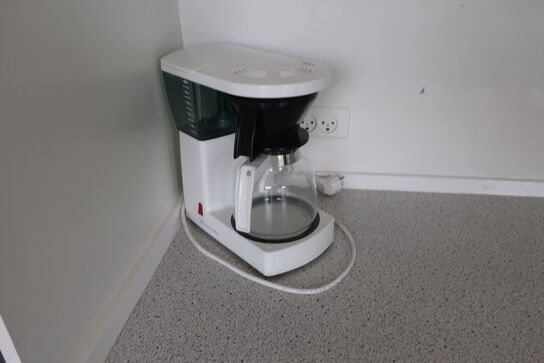 Kaffemaskine, div. Køkkenservice m.m.