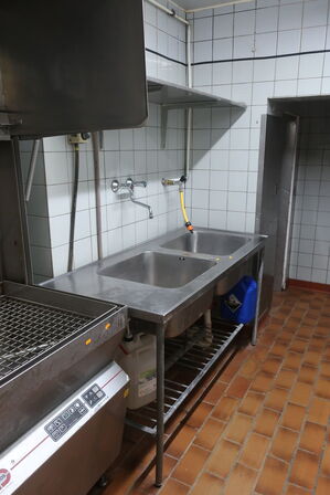 Rustfri stålbord med vask og armatur samt hylde