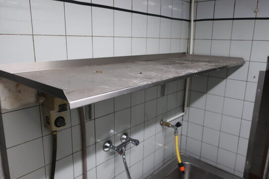 Rustfri stålbord med vask og armatur samt hylde