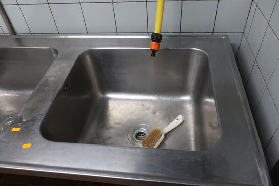 Rustfri stålbord med vask og armatur samt hylde