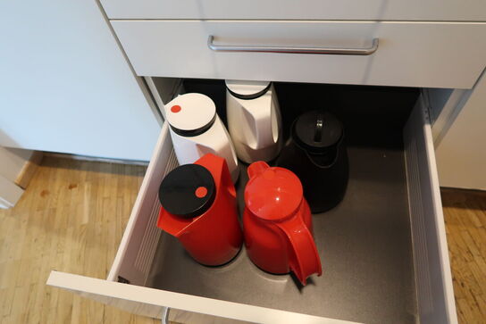 Mikrobølgeovn samt div. Køkkenservice