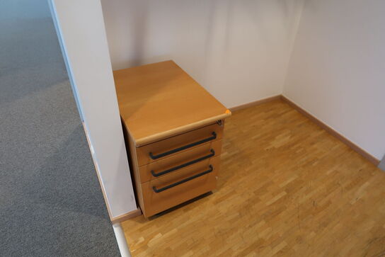 2 stk. gulvventilatorer samt hattehylde