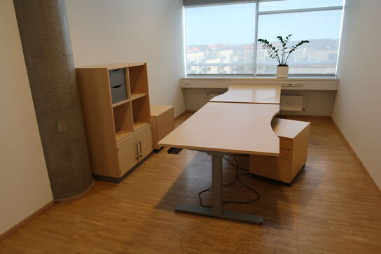 2 stk. el. hæve/sænke skriveborde EFG, reoler, skuffemoduler