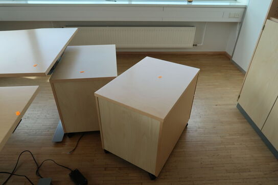 2 stk. el. hæve/sænke skrivebord EFG samt 2 stk. skuffemoduler og reol