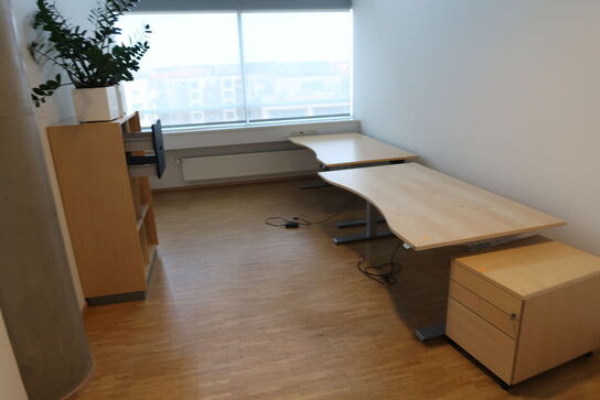 2 stk. el. hæve/sænke skriveborde EFG, KINNARPS, reoler, skuffemoduler