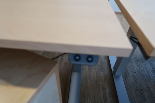 2 stk. el. hæve/sænke skriveborde EFG, reoler, skuffemoduler