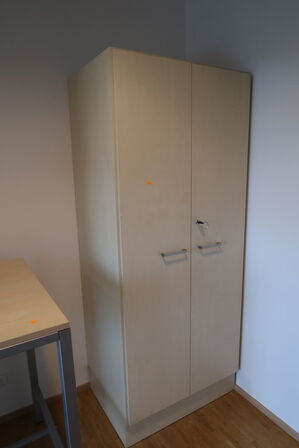 3 stk. overskabe EFG samt bord og skab