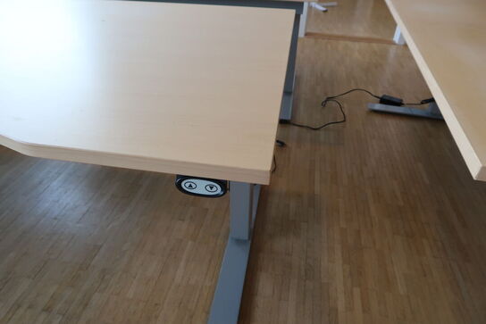 3 stk. el. hæve/sænke skrivebord EFG, reoler, skuffemodul samt whiteboards