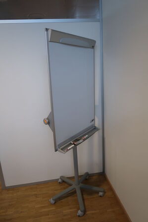 2 stk. el. hæve/sænke skriveborde EFG, reoler, skuffemoduler