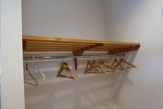 2 stk. gulvventilatorer samt hattehylde