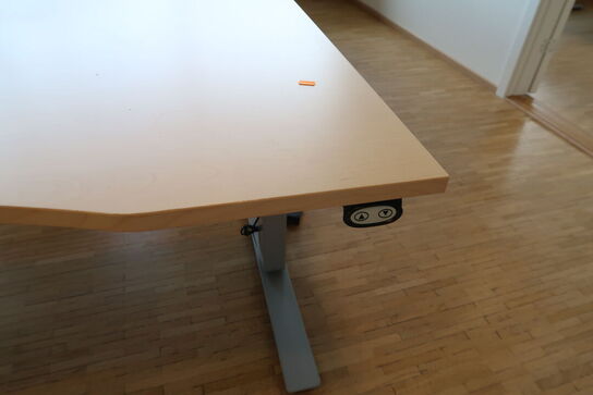 3 stk. el. hæve/sænke skrivebord EFG, reoler, skuffemodul samt whiteboards