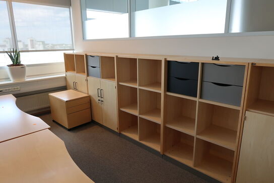 4 stk. el. hæve/sænke skrivebord EFG, reoler, skuffemoduler