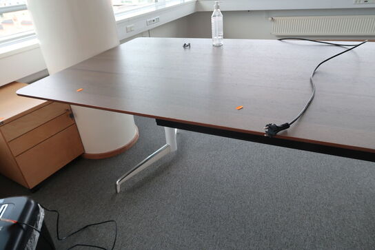 El. hæve/sænke skrivebord HOLMRIIS samt skab og skuffemodul