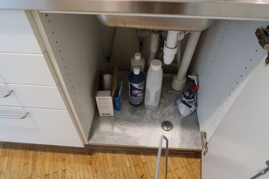 Mikrobølgeovn samt div. Køkkenservice