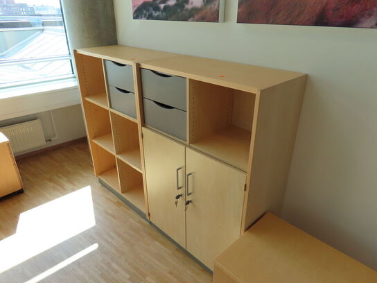 2 stk. el. hæve/sænke skrivebord EFG, reoler, skuffemoduler