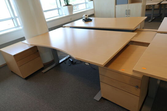 4 stk. el. hæve/sænke skrivebord EFG, reoler, skuffemoduler