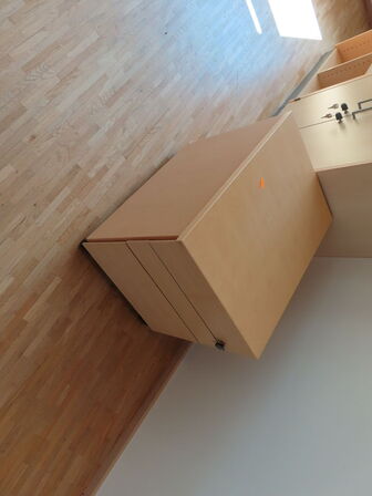 2 stk. el. hæve/sænke skrivebord EFG, reoler, skuffemoduler