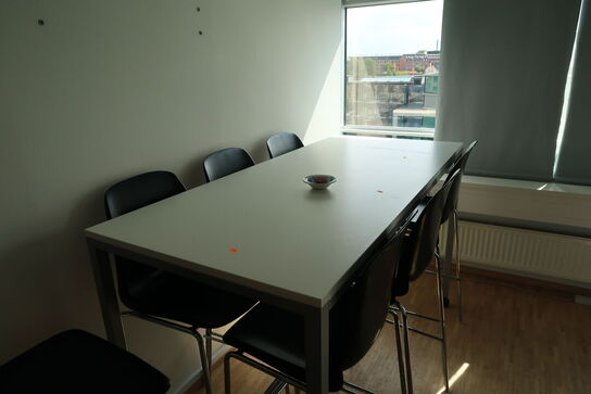 Barbord med 7 stk. barstole 