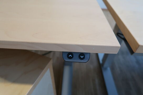 2 stk. el. hæve/sænke skriveborde EFG, reoler, skuffemoduler