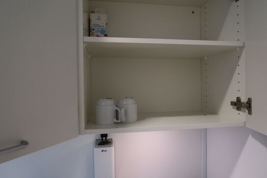 Mikrobølgeovn samt div. Køkkenservice