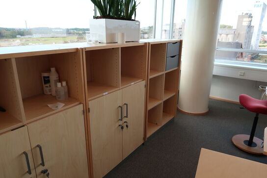 4 stk. el. hæve/sænke skrivebord EFG, reoler, skuffemoduler