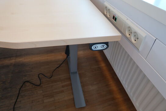 4 stk. el. hæve/sænke skrivebord EFG, skuffemoduler, reoler