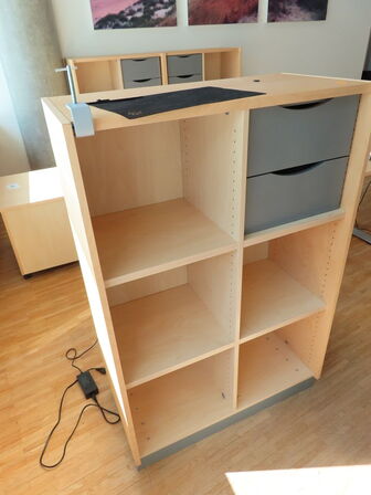 2 stk. el. hæve/sænke skrivebord EFG, reoler, skuffemoduler